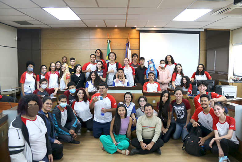 Estudantes da rede pública de Vila Velha posam para foto na sala de sessões do TJES.