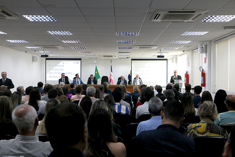 Público assiste a evento no auditório da CGJ-ES.