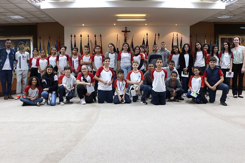 Alunos do ensino fundamental e médio da escola pública estadual Domingos Perim, situada em Venda Nova do Imigrante posam para foto no salão do tribunal pleno do tjes.