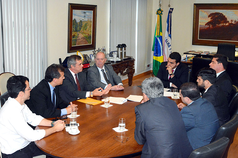 Em reunião na Assembléia Legislativa, o Presidente do TJES, Desembargador Sérgio Gama e o Desembargador Fernando Bravin apresentam projeto dos Juizados Especiais ao Presidente da ALES, Eric Musso e demais deputados.