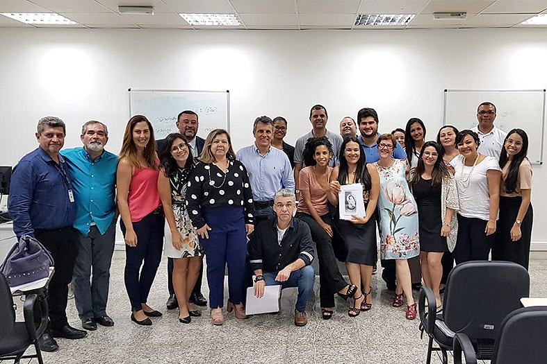 Participantes do curso de Capacitação em Depoimento Especial possam para foto coletiva.