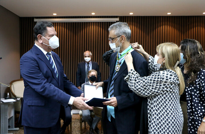Presidente do Tribunal de Justiça do Espírito Santo entrega comenda grã-cruz do mérito judiciário ao desembargador Álvaro Bourguignon