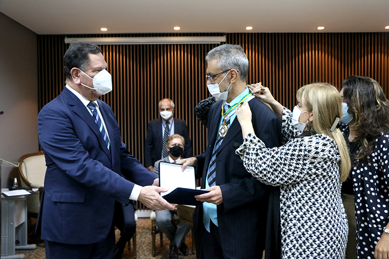 O presidente do TJES, Desembargador Ronaldo Gonçalves entrega a comenda gran-cruz do mérito judiciário para o desembargador Álvaro Bourguignon.