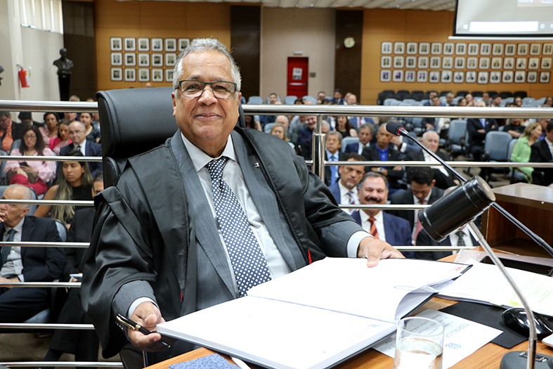 O desembargador Jaime Ferreira de Abreu assina o livro de posse.