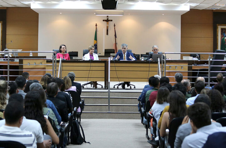 Professora Elda Bussinguer e professor João Maurício Adeodato proferem palestra no TJES