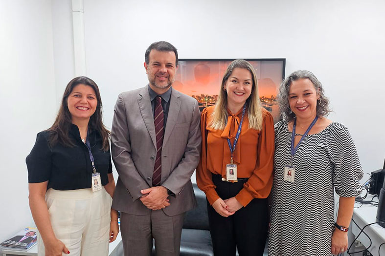 Magistrado e servidores do judiciário capixaba posam para foto.