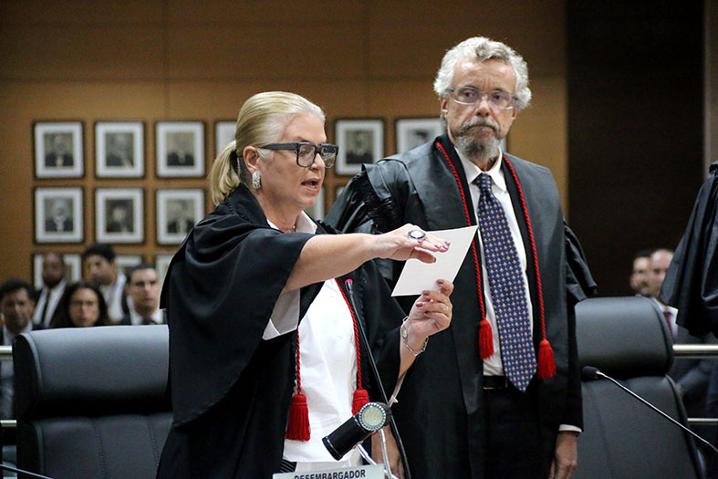 A Juíza de Direito Heloísa Cariello, mulher de pele branca e cabelos loiros, presta juramento ao ser empossada como desembargadora do Tribunal de Justiça do ES.