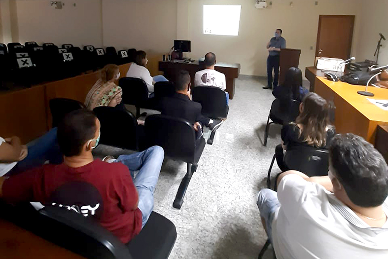 grupo de pessoas assistindo a uma palestra