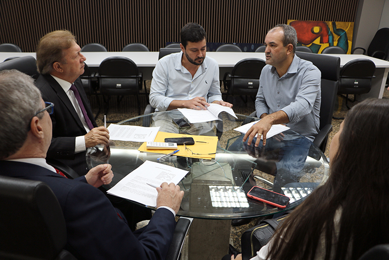 Autoridades capixabas reunidas com o presidente do TJES.