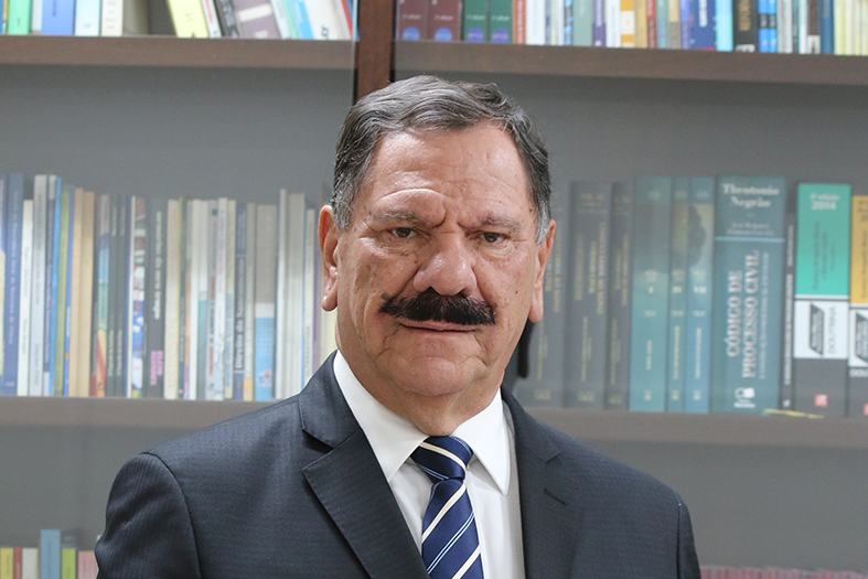 O futuro presidente do TJES, Desembargador Ronaldo Gonçalves de Sousa posa para foto em seu gabinete.