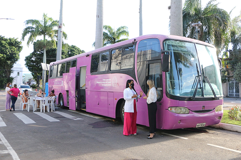 Ônibus de atendimento à vítimas de violência doméstica e familiar estacionado em frente ao Fórum da Prainha em Vila Velha.