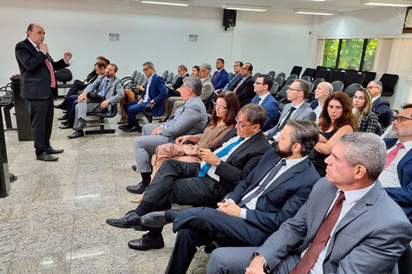 O presidente do Tribunal de Justiça do Espírito Santo (TJES), desembargador Samuel Meira Brasil Jr., fala ao microfone diante de magistrados e magistradas da região sul do Estado.