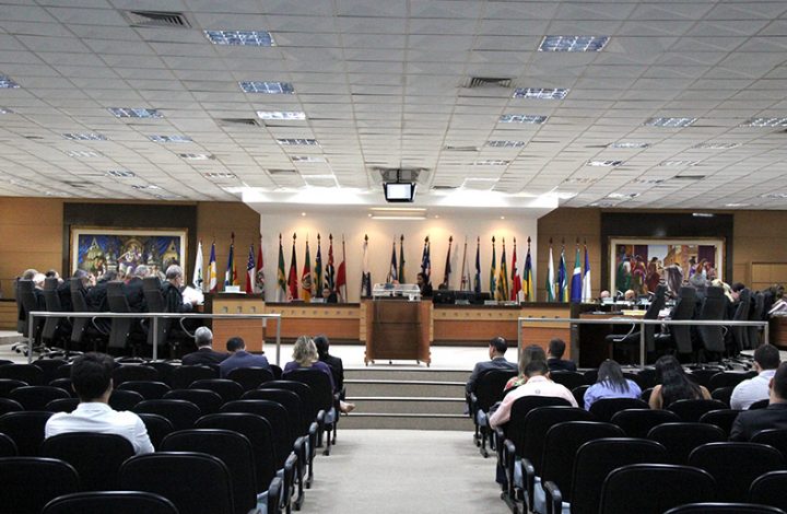 Suspensa eficácia de Lei Municipal sobre aposentadoria especial de servidores com deficiência