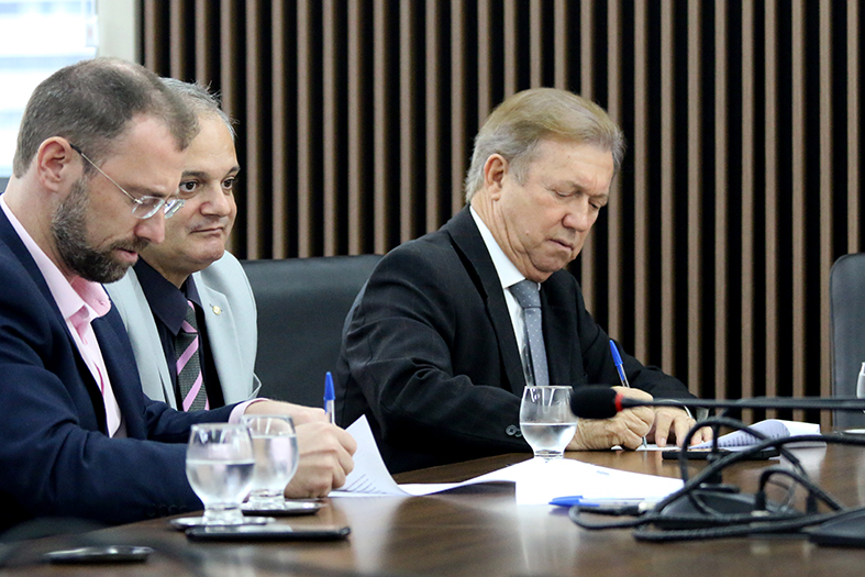 O presidente do TJES, desembargador Fabio Clem, e o prefeito de Anchieta(ES) assinam documento.