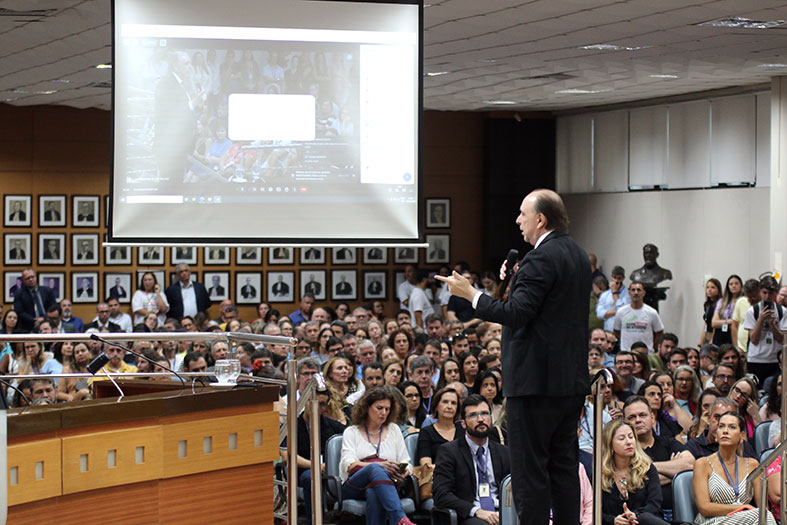O presidente do TJES, desembargador Samuel Meira Brasil Jr. fala à plateia de servidores e servidoras durante a apresentação do plano de Metas.