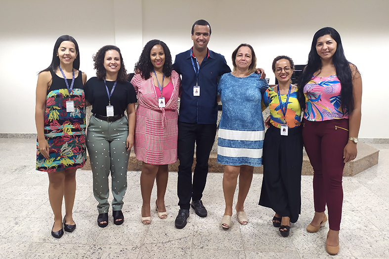 6 mulheres e 1 homem posam de pé para foto