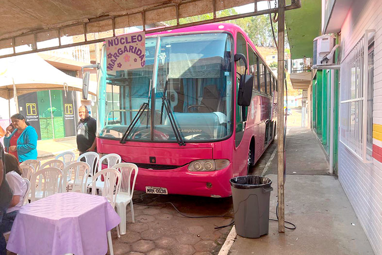 Ônibus do juizado itinerante da Lei Maria da Penha.