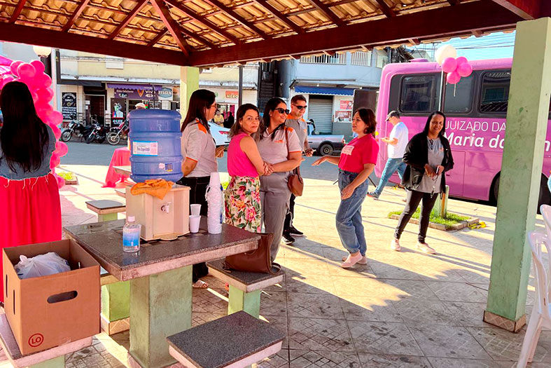 Ônibus do juizado itinerante da Lei Maria da Penha.
