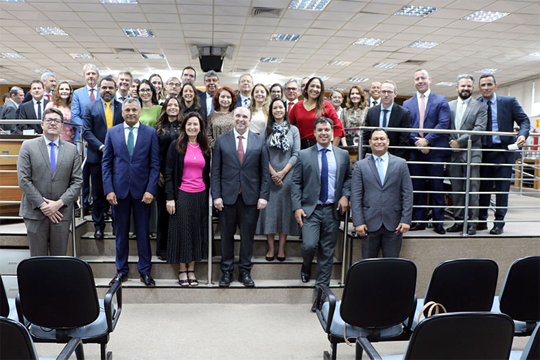 Magistrados do Espírito Santo em processo de remoção posam para foto no salão do Tribunal Pleno do TJES.