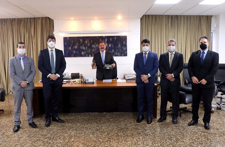 Presidente do TJES recebe homenagem do Sindicato dos Notários e Registradores do Estado