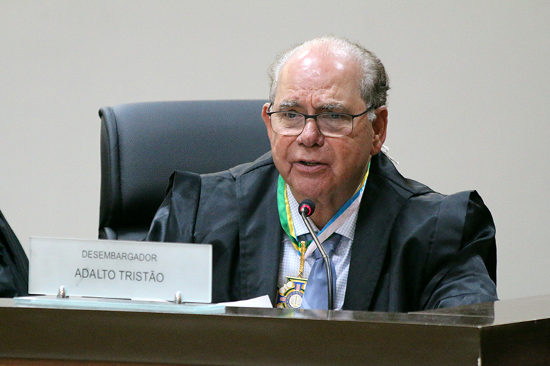 Desembargador Decano do TJES, Adalto Dias Tristão, fala ao microfone.