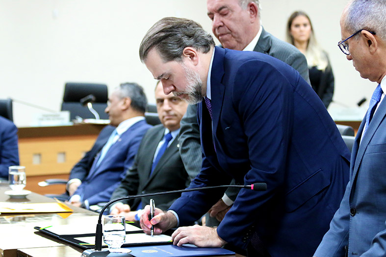 Presidente do STF e do CNJ, Ministro Dias Toffoli assina documento instaurando as Penas Inteligentes no Estado do Espírito Santo.
