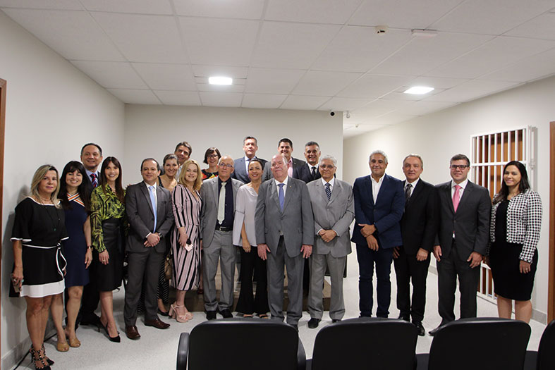 Grupo de pessoas posa para foto na inauguração das novas instalações da 2ª vara da infância e da juventude de serra