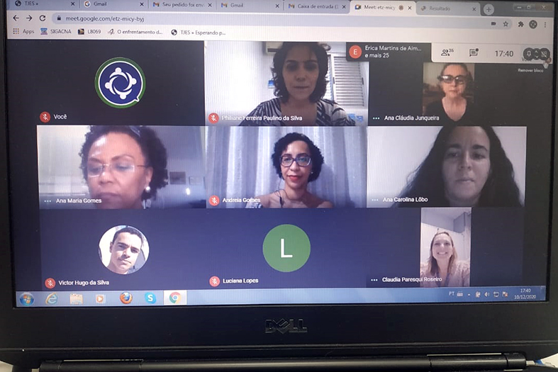imagem de um laptop onde se vê o aplicativo zoom sendo utilizado.