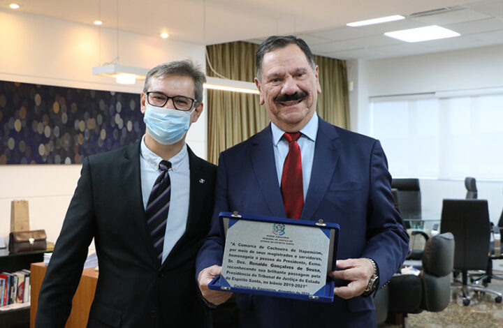 Presidente do TJES recebe homenagem de juízes e servidores de Cachoeiro de Itapemirim