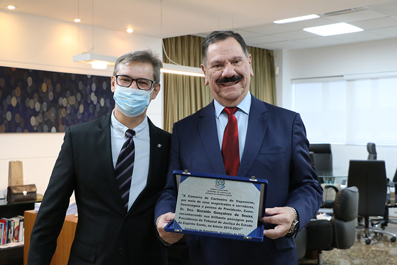 O presidente do Tribunal de Justiça do Espírito Santo, desembargador Ronaldo Gonçalves de Sousa, recebe placa de homenagem do juiz Eduardo Geraldo de Matos Henriquez, diretor do fórum de Cachoeiro de Itapemirim.