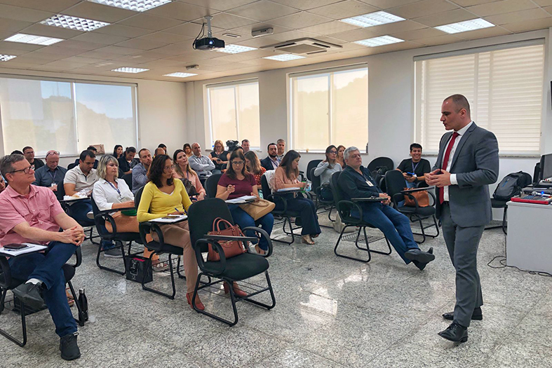 Servidores do judiciário capixaba assistem a curso.