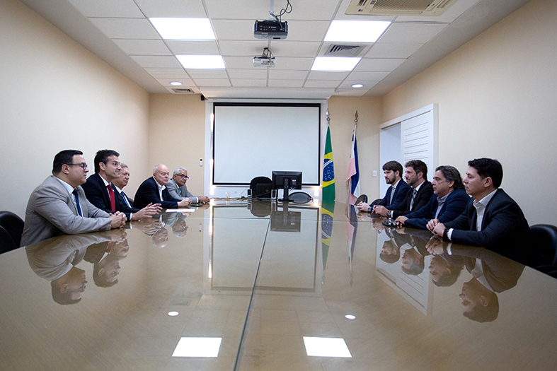Autoridades diversas em reunião na presidência do TJES.