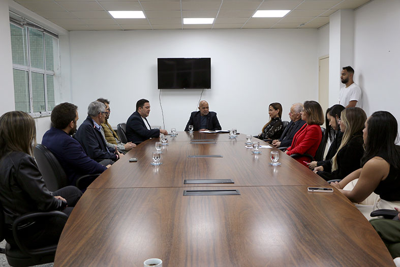 Corregedor Geral de Justiça reunido com representantes da Universidade Federal do Espírito Santo.