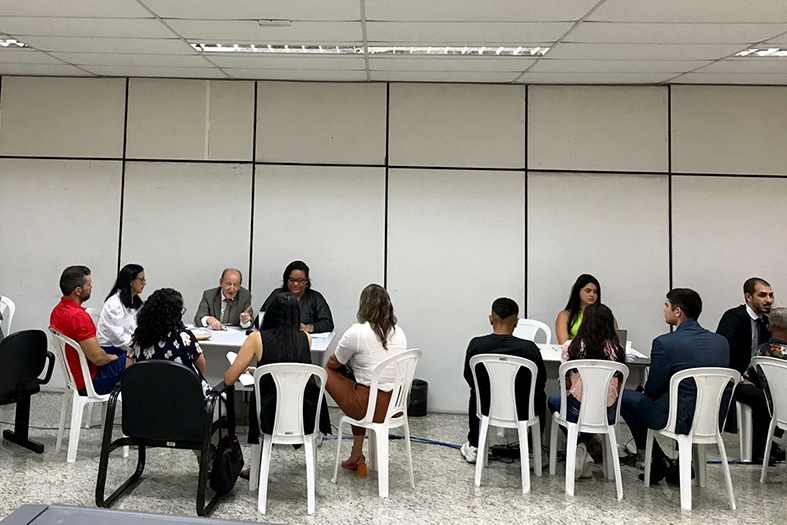 Servidores do poder judiciário capixaba realizam audiências de conciliação e mediação.