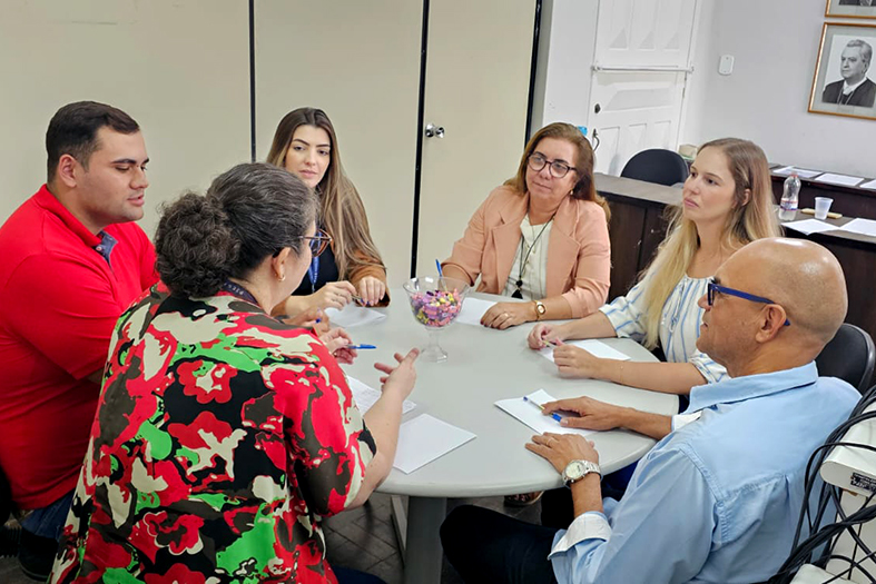 Servidor do judiciário capixaba prestando atendimento durante mutirão.