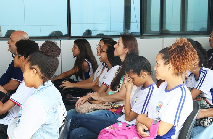 Desembargador Pedro Feu Rosa recebe alunos de escola municipal em visita guiada no TJES