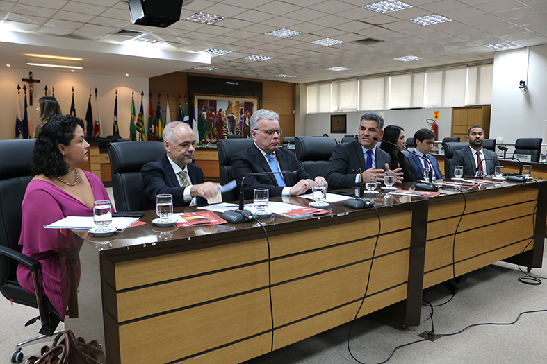 Autoridades diversas em reunião no salão do tribunal pleno do TJES.