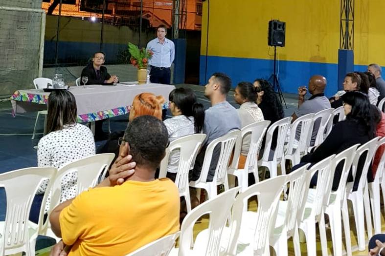 Juiz titular da 2ª vara da infância e da juventude, Dr. Eduardo Geraldo de Matos ministra palestra na Escola Estadual Lions Sebastião Paiva Vidaurre.