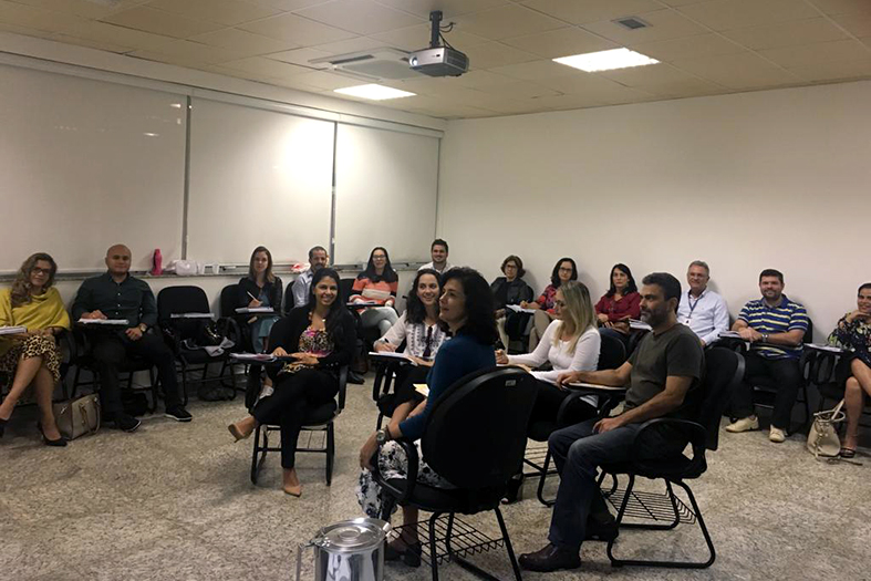 Grupo de servidores do Poder Judiciário do Espírito Santo participando um curso de mediação judicial.