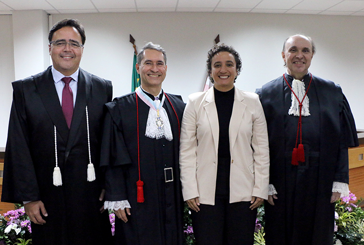 O desembargador empossado Alexandre Puppim posa ao lado do presidente do TJES, Samuel Meira Brasil Jr., da presidente da OAB-ES Érica Neves e do presidente do MPES Francisco Berdeal.