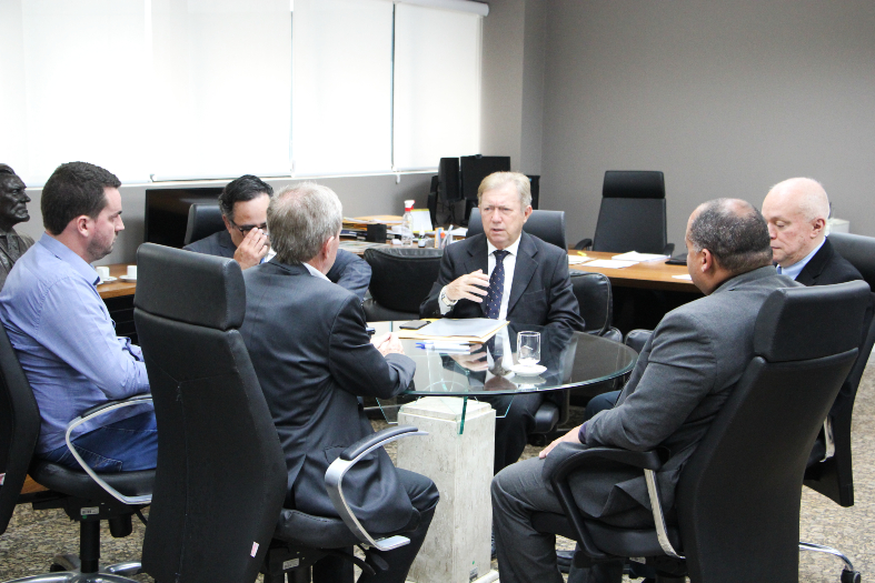 Autoridades capixabas reunidas com o presidente do TJES.