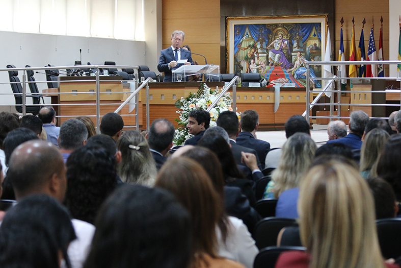 O presidente do TJES, desembargador Fabio Clem discursa em evento no salão do Tribunal Pleno do TJES.