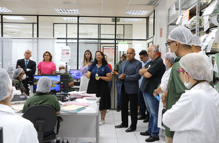 Corregedor visita núcleo e elogia trabalho da equipe dedicada à digitalização de processos