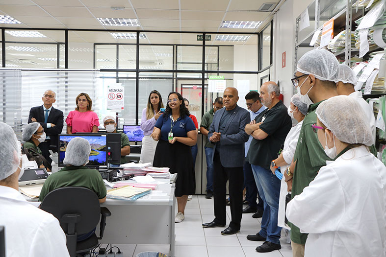 O Corregedor Geral da Justiça, desembargador Willian Silva e seus juízes auxiliares visitam o espaço onde estão sendo digitalizados os processos físicos do Poder Judiciário capixaba.