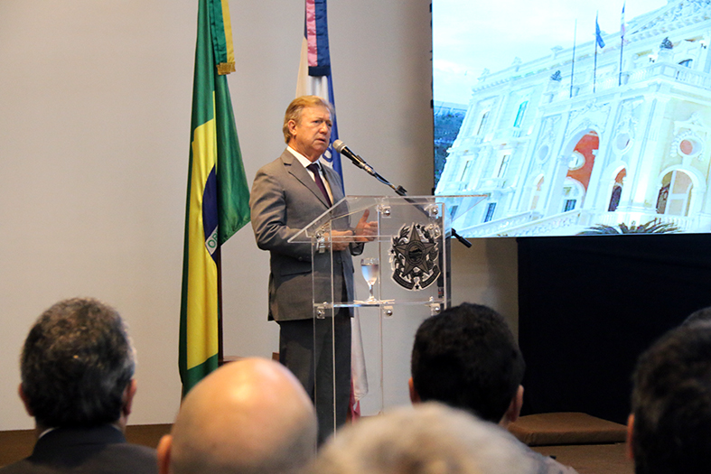 O presidente do TJES, desembargador Fabio Clem, fala ao microfone no Palácio Anchieta.