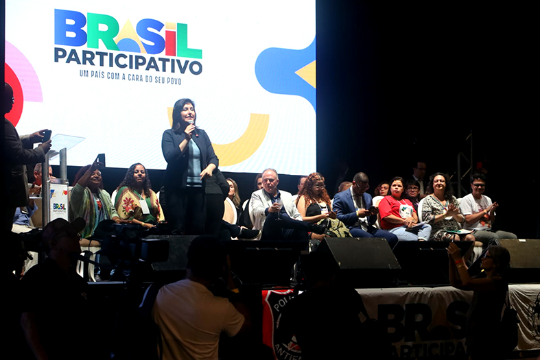 A ministra do Planejamento e Orçamento, Simone Tebet, discursa em evento no ES.