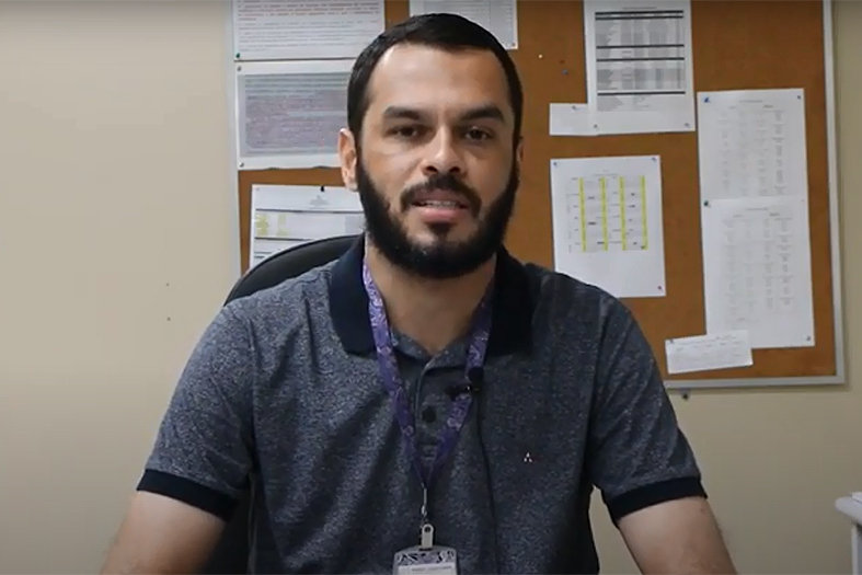 um homem de pele parda com barba e cabelos escuros