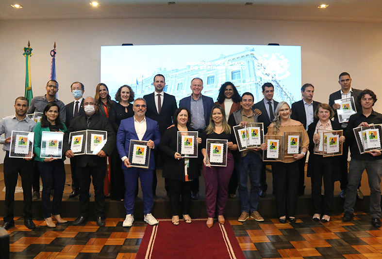 Homenageados recebem selo Ressocialização pelo trabalho