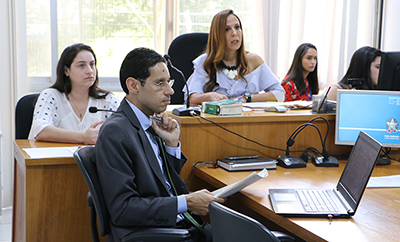 Dra Gisele acompanhada da promotora e do defensor público na sala de audiência