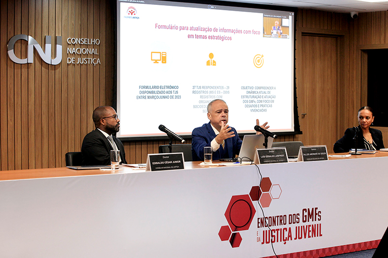 Três pessoas compõem a mesa de debates no auditório do CNJ em Brasília/DF.